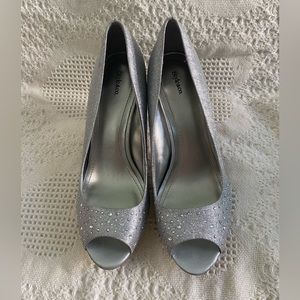 NEW STYLE AND CO SPARKLY SHOES WEDDING SHOES SIZE 10 M SILVER HEELS